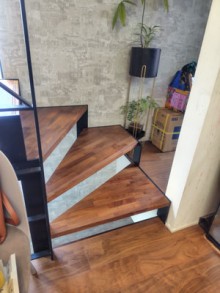 おしゃれな階段間仕切りで夏も冬も快適！目隠し効果でプライバシーと開放感を両立　目黒区W様邸